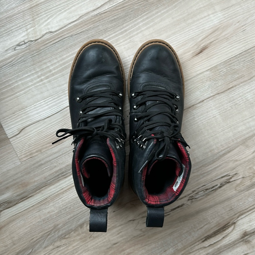 Tom’s size 8.5 boots
